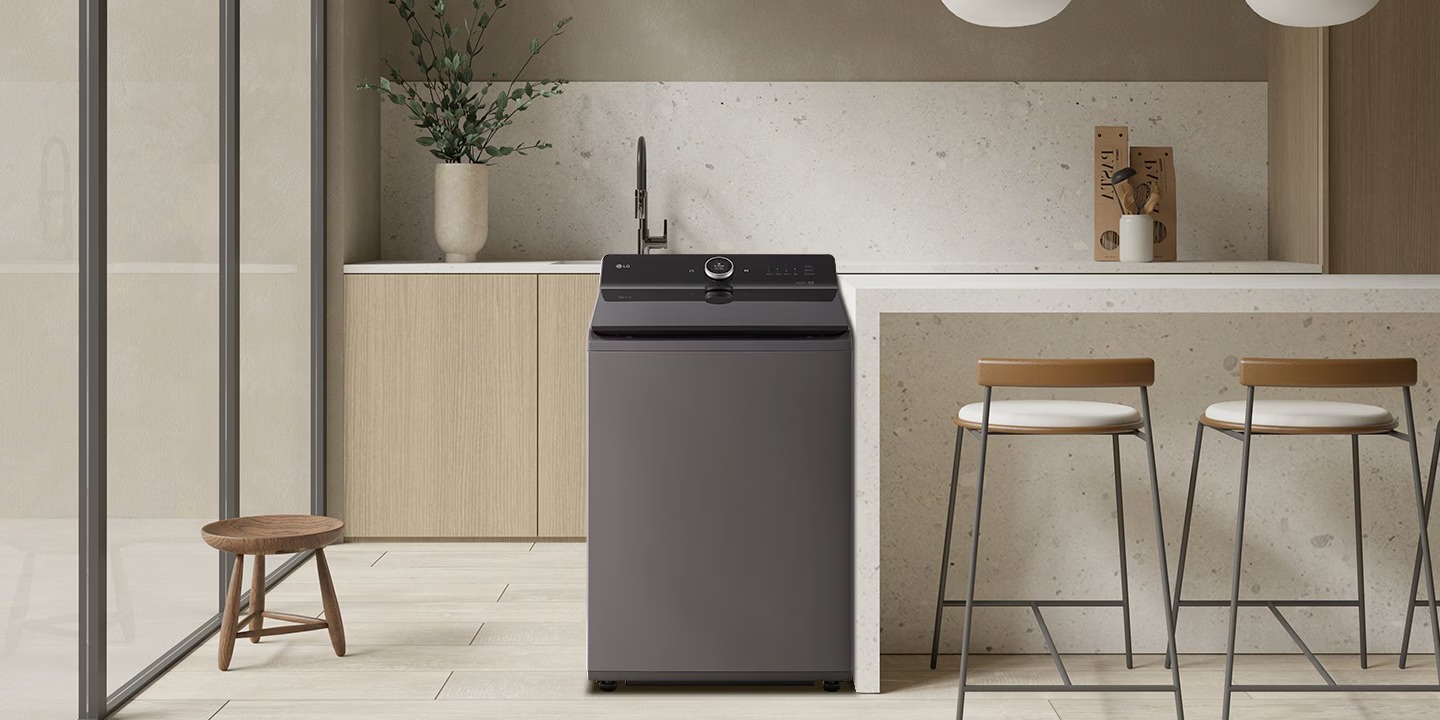 Máy giặt cửa trên LG 20kg màu xám đặt trong căn bếp hiện đại
